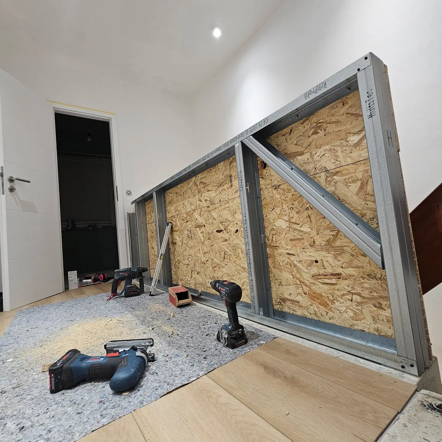 Metallprofile und OSB-Platten bei einer Trockenbaukonstruktion